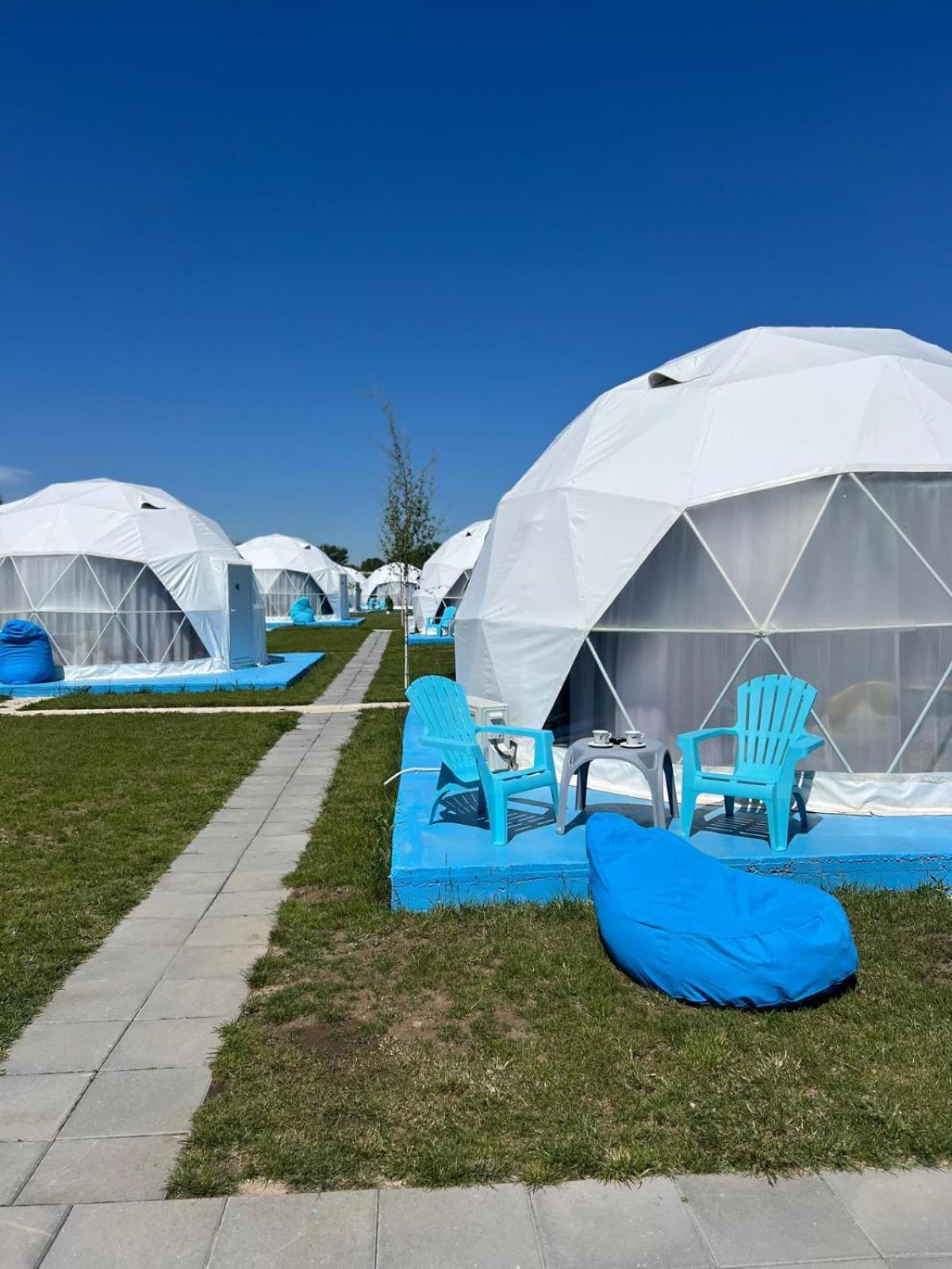 Iglu exterior cu bean bag la marginea aleii