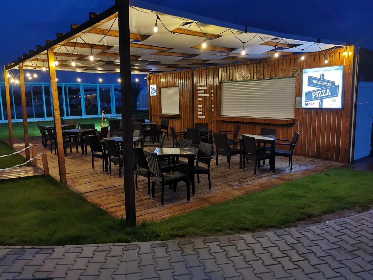 Barul restaurantului la apus