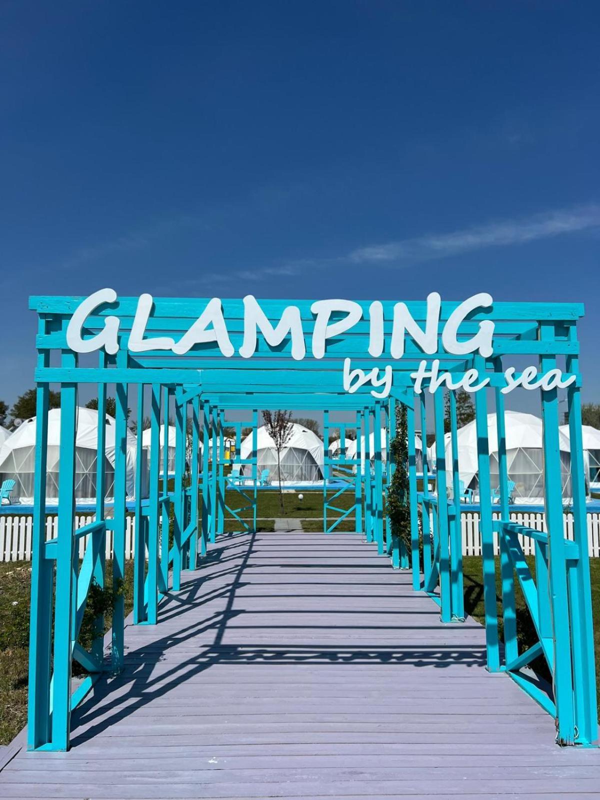 Logo Glamping by the Sea pe arcadă