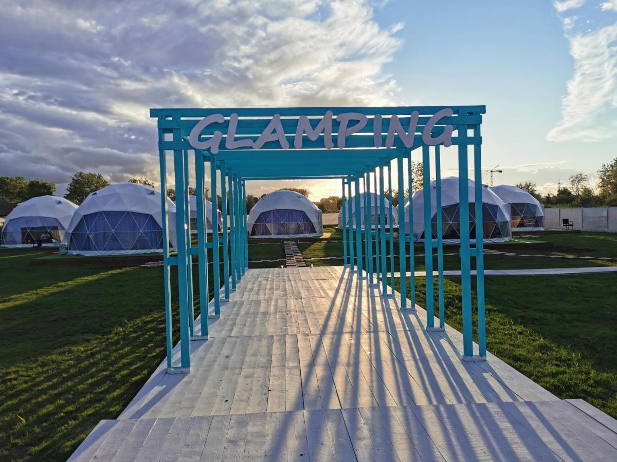 Arcada Glamping cu domurile geodezice în fundal